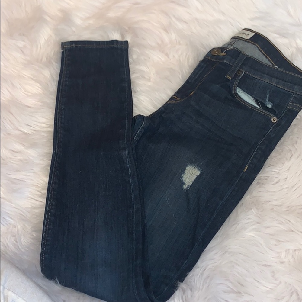 Low waisted jeans - ripped knees. Fit TTS